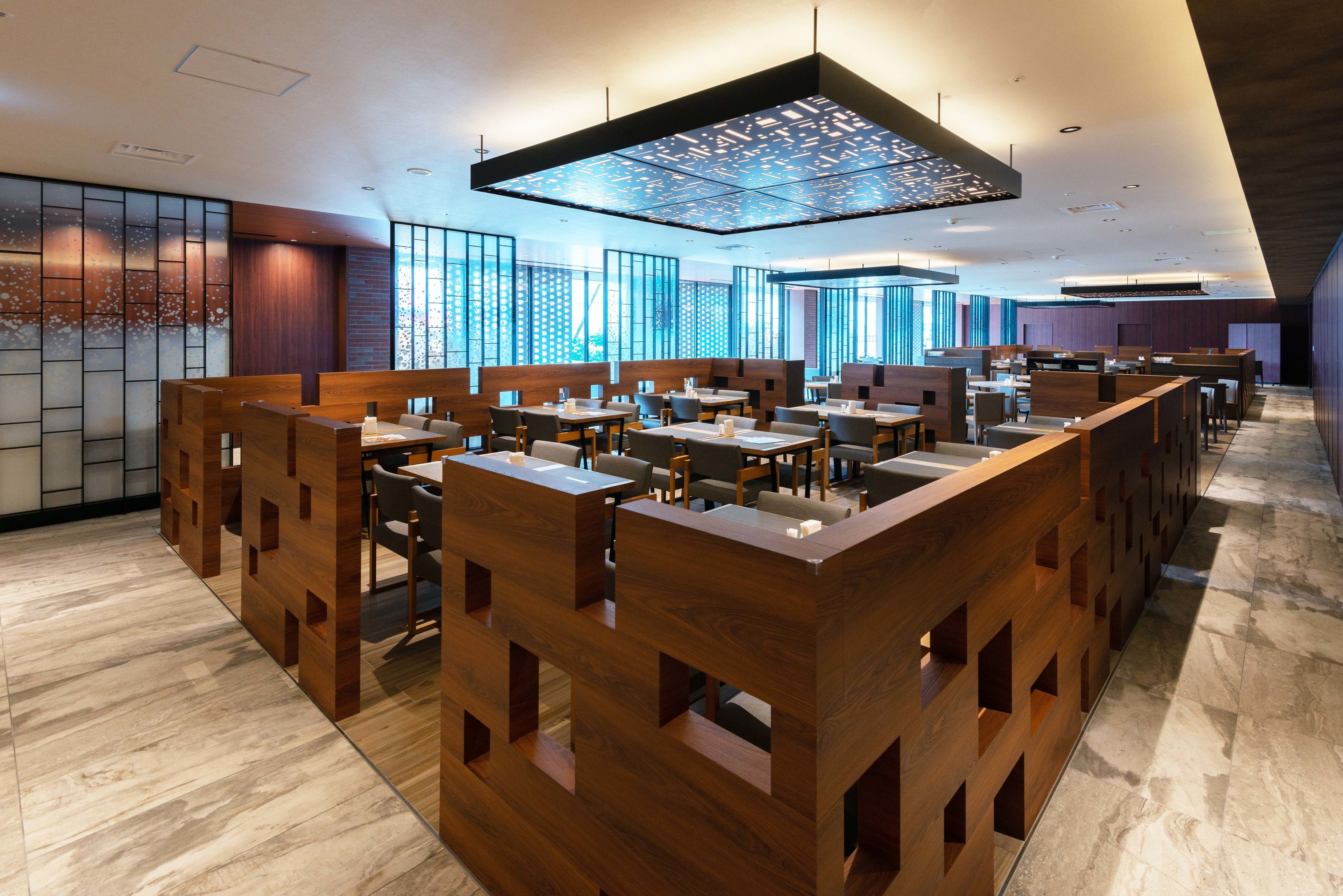 4 restaurantes, se sirve desayuno 