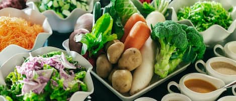 Variedad de alimentos y condimentos dispuestos sobre una mesa.