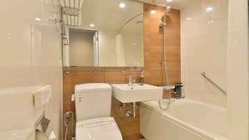 Combined shower/bathtub, free toiletries, hair dryer, slippers