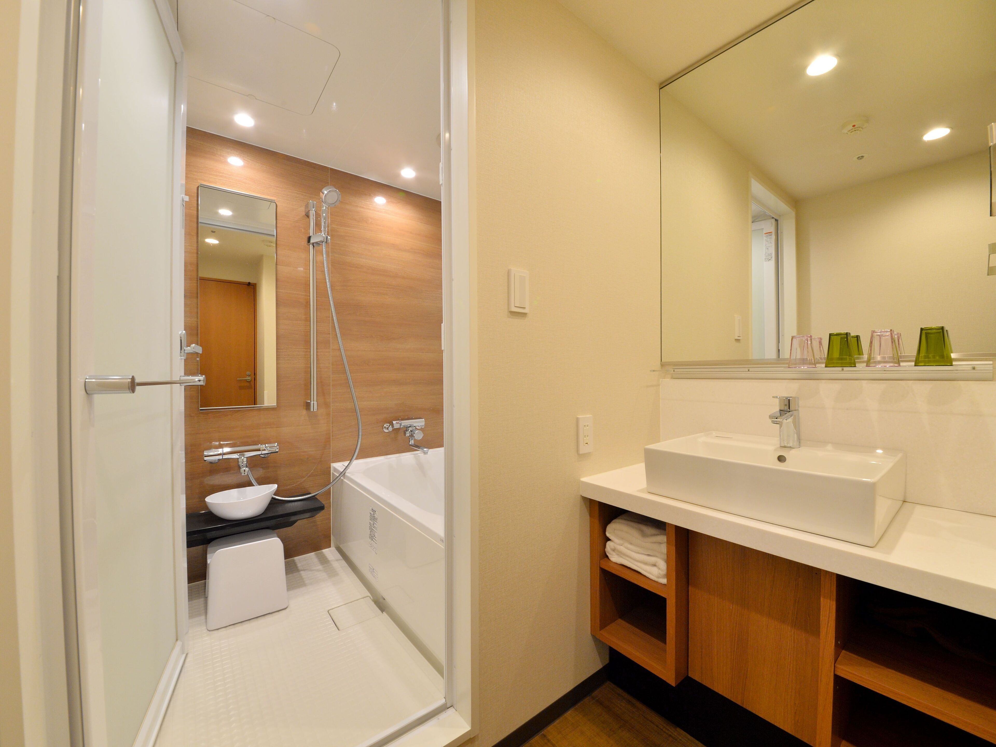 combined shower/bathtub, free toiletries, hair dryer, slippers