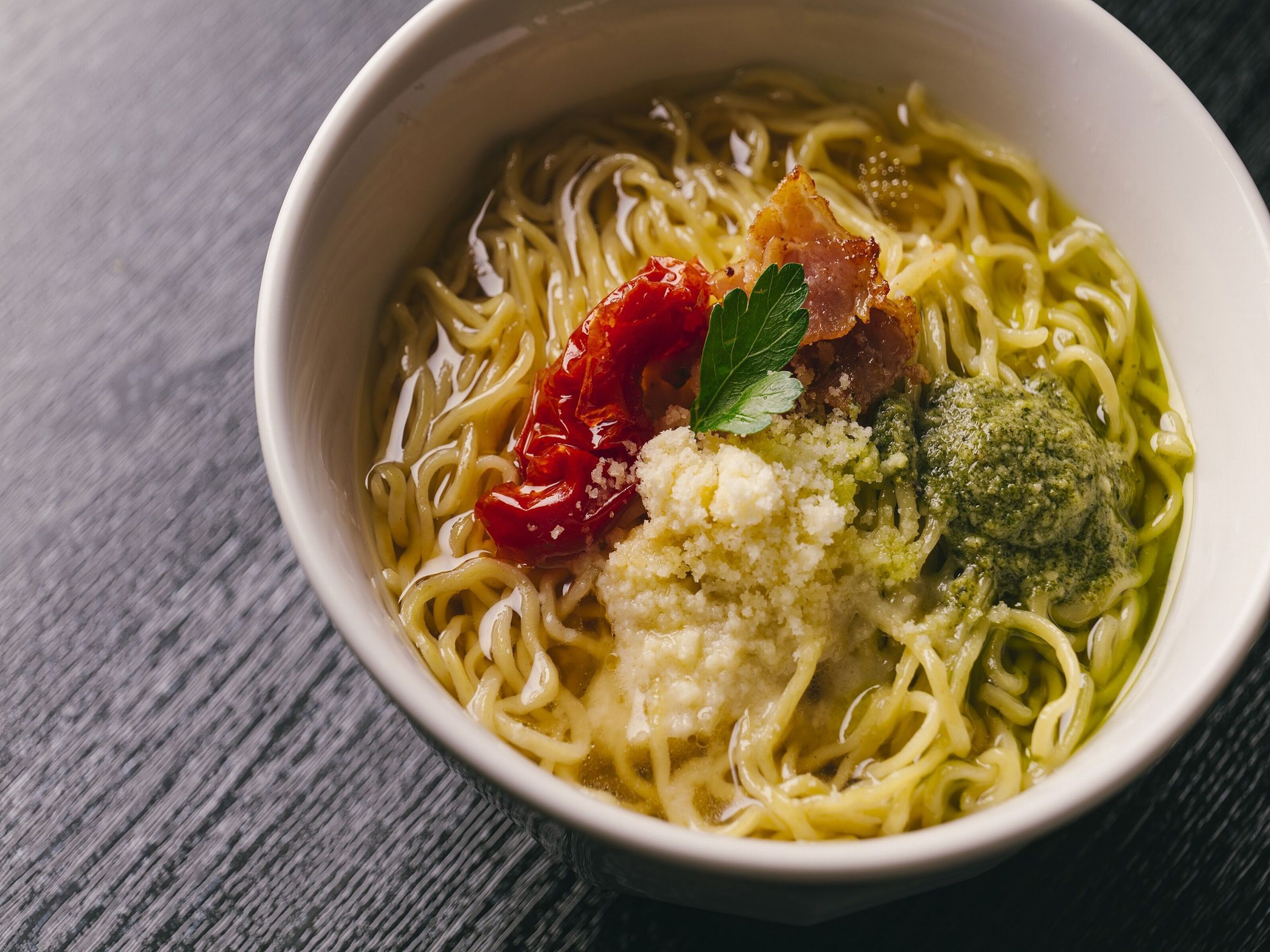 Un plato de pasta con diferentes ingredientes.