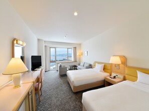 In-room safe, desk, blackout drapes, iron/ironing board - Hakodate Kokusai Hotel (Hakodate)