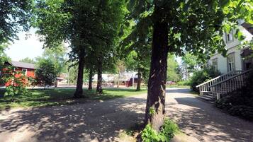 Una calle residencial bordeada de árboles y casas.