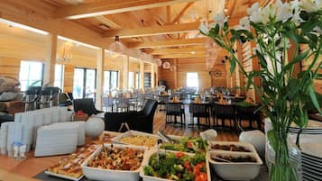 Petit déjeuner et déjeuner servis sur place, spécialités Cuisine locale
