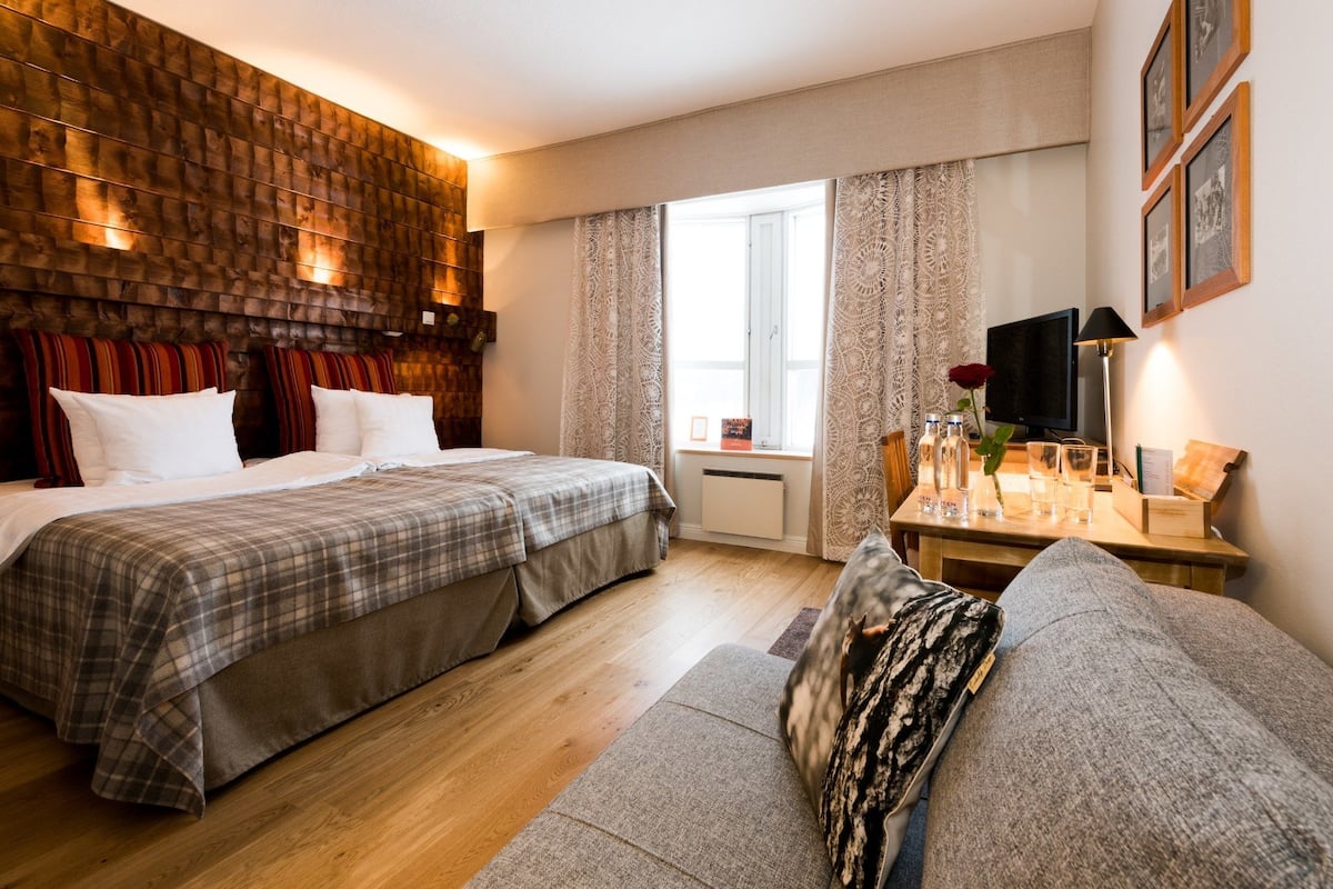 premium bedding, minibar, desk, free wifi