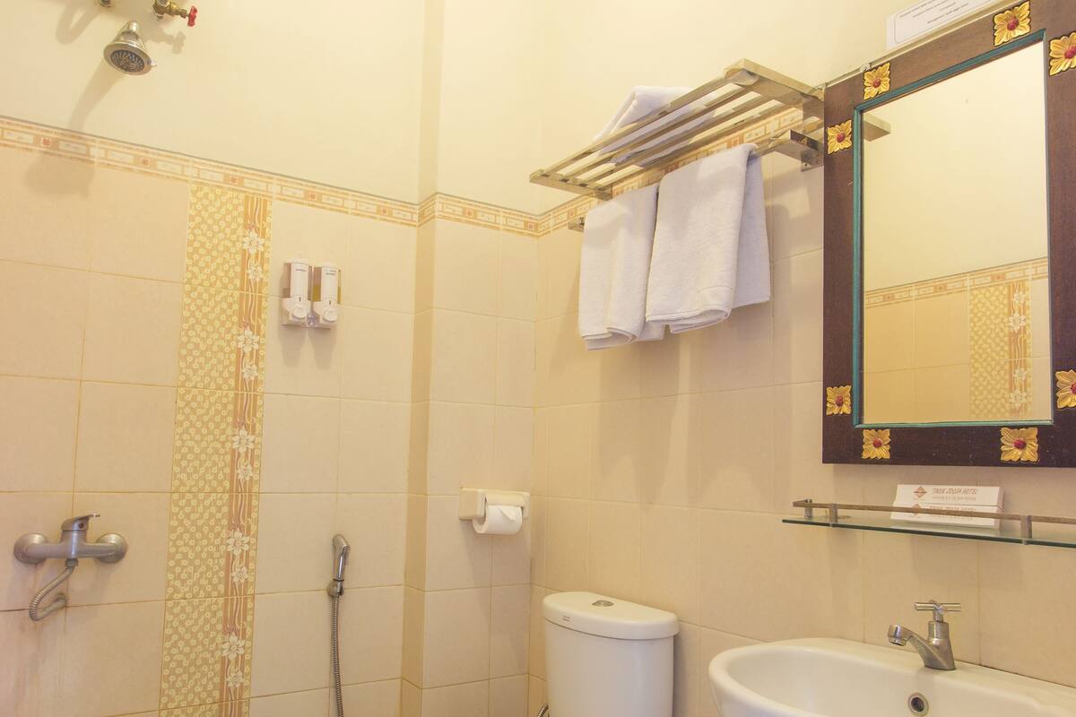 Een douche, handdoeken
