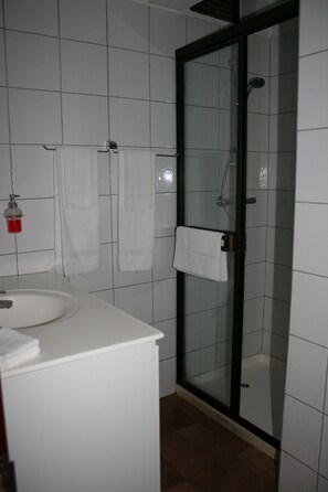Quadruple Room | Bathroom | Shower, free toiletries - Hotel Rincon de San Jose (San Jose)