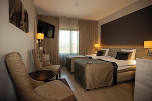1 bedroom, desk, blackout curtains, soundproofing