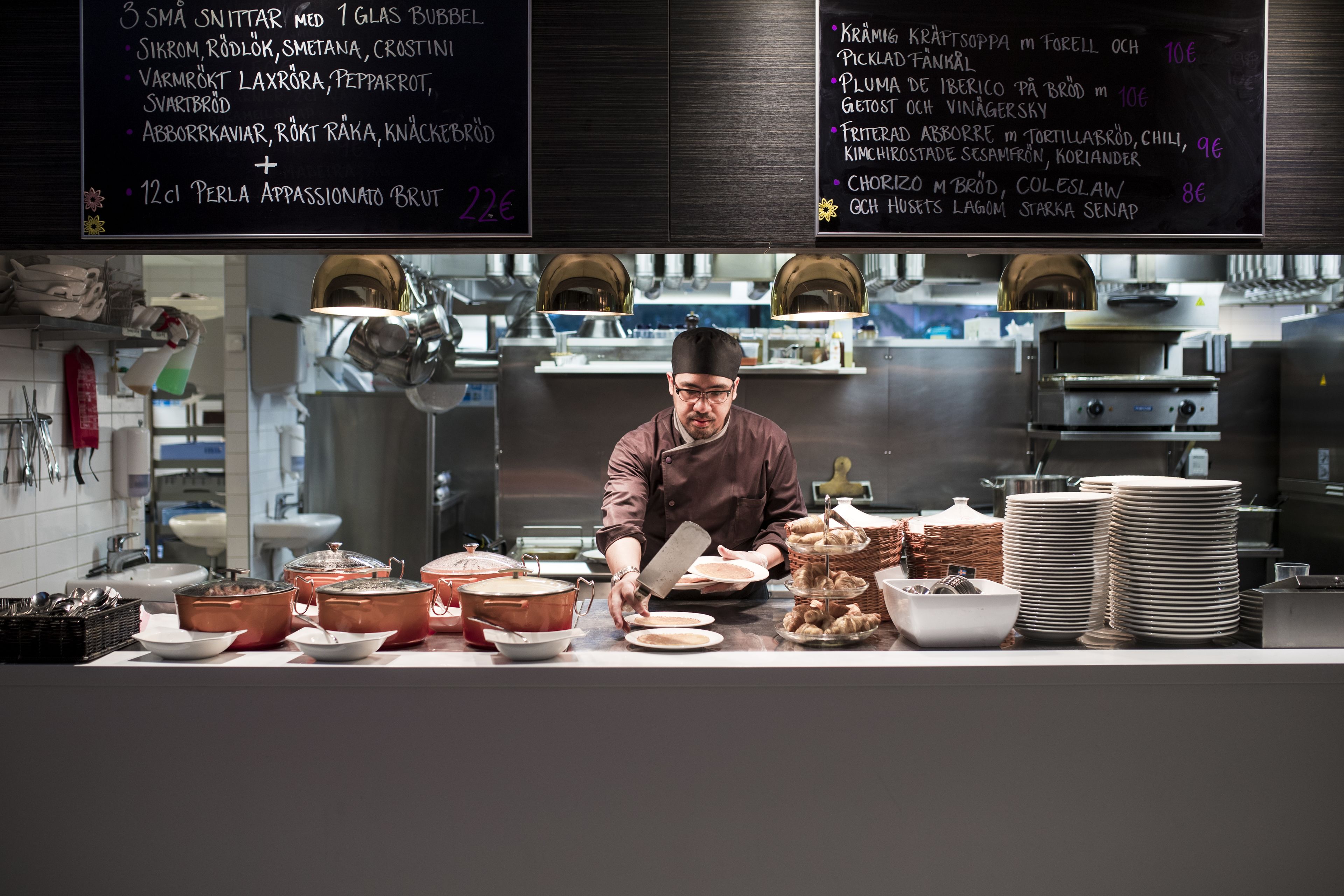 Se sirven desayunos, almuerzos, cenas y cocina local e internacional 
