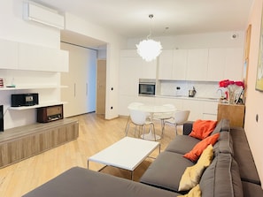 Apartamento design, 2 quartos | Área de estar | Smart TV 40 cm com canais via satélite, TV