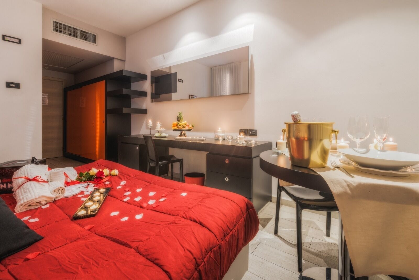 Hochwertige Bettwaren, Verdunkelungsvorhänge, schallisolierte Zimmer