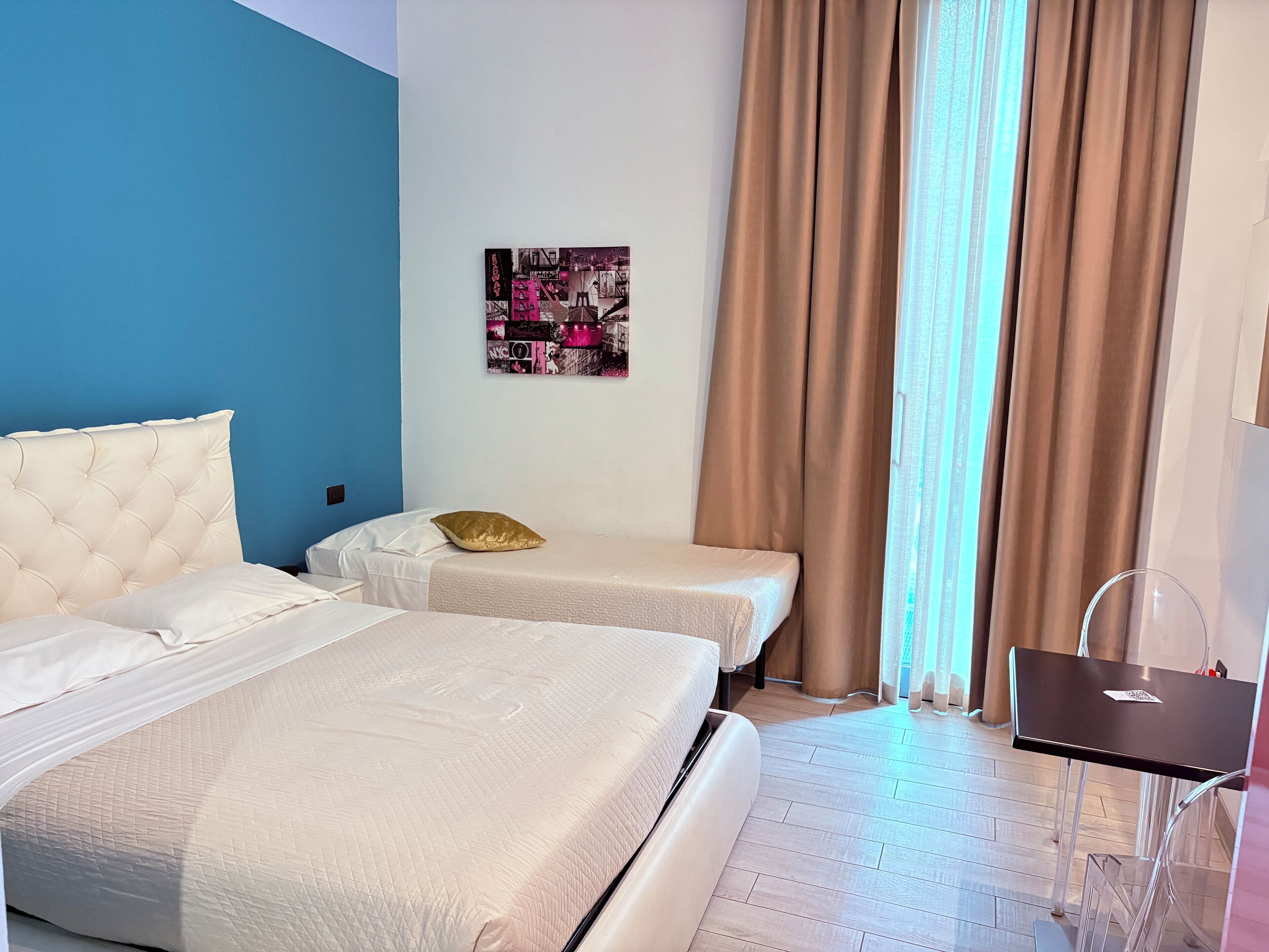 Minibar, blendingsgardiner, lydisolert og strykejern/-brett