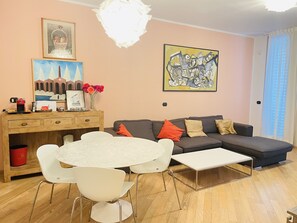 Apartamento design, 2 quartos | Sala de estar | Smart TV 40 cm com canais via satélite, TV