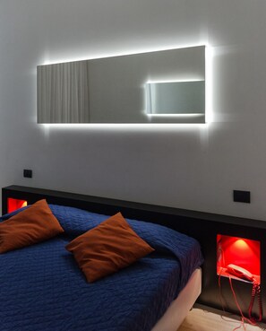 Comfort Room, 1 King Bed | Premium bedding, minibar, in-room safe, individually decorated - Blue Shades Aparthotel (Pisa)