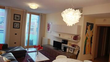 Căn hộ có thiết kế đặc sắc, 2 phòng ngủ | Minibar, màn/rèm cản sáng, phòng cách âm, bàn ủi/dụng cụ ủi quần áo