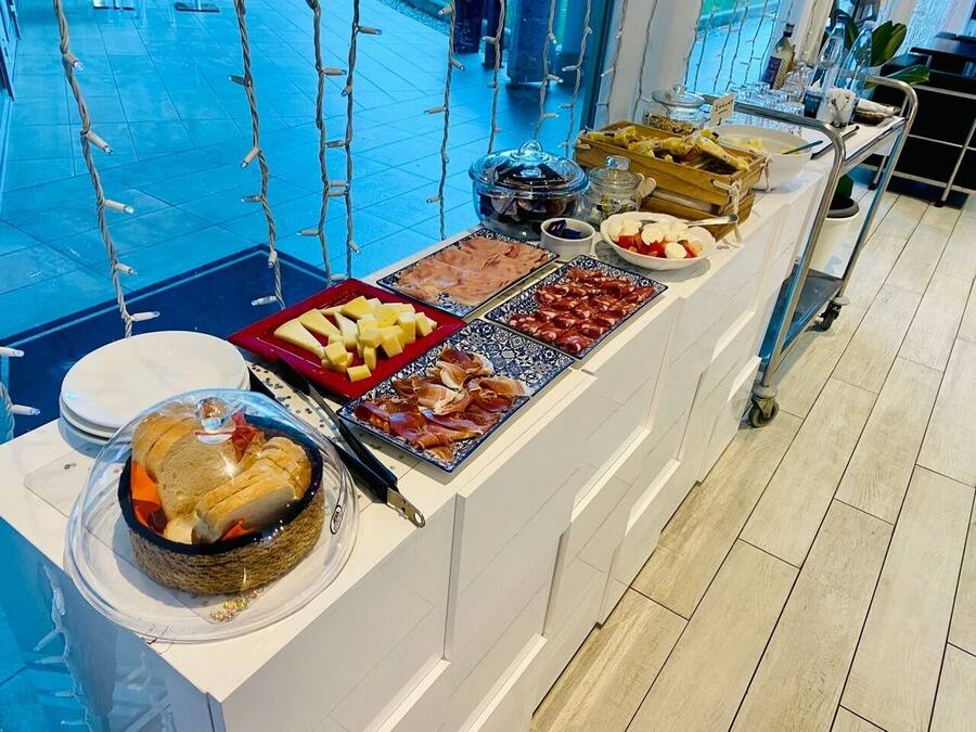 Een minibar, verduisterende gordijnen, geluiddichte muren