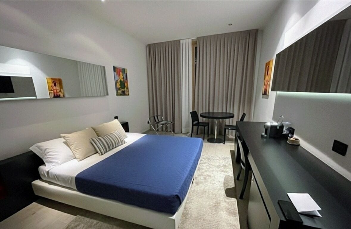 Comfort Room, 1 King Bed | Minibar, blackout drapes, soundproofing, iron/ironing board