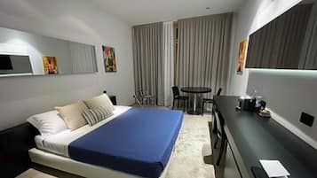 Comfort Room, 1 King Bed | Minibar, blackout drapes, soundproofing, iron/ironing board