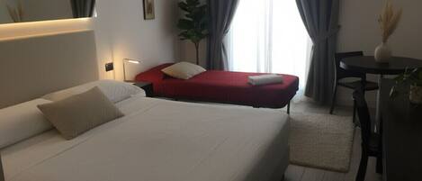 Habitación triple | Minibar, cortinas blackout y insonorización