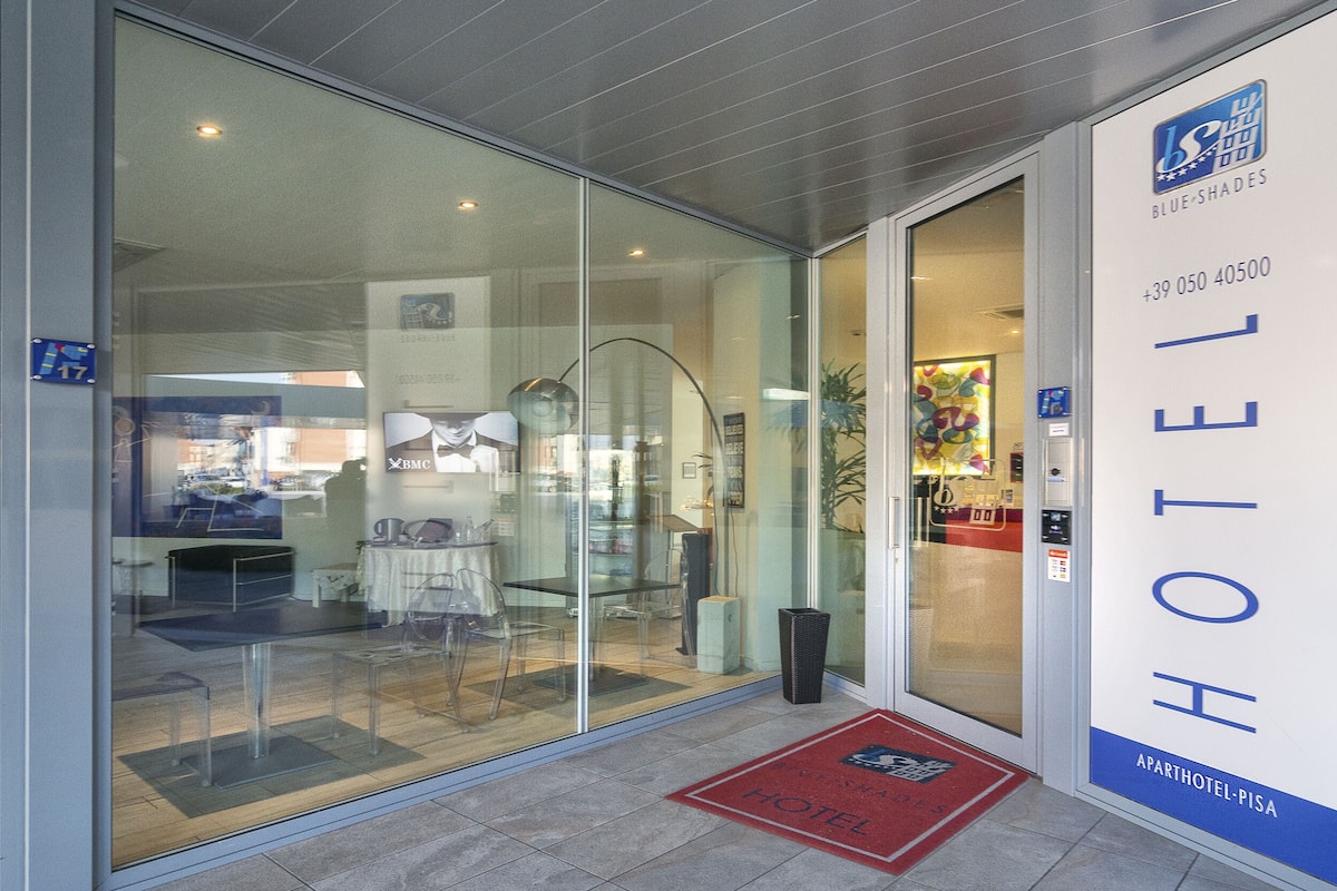 Minibar, blendingsgardiner, lydisolert og strykejern/-brett