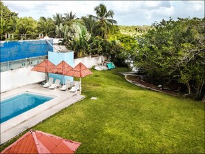 สระว่ายน้ำกลางแจ้ง