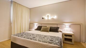 Quarto Superior Casal | Frigobar, cofres nos quartos, escrivaninha, cortinas blackout