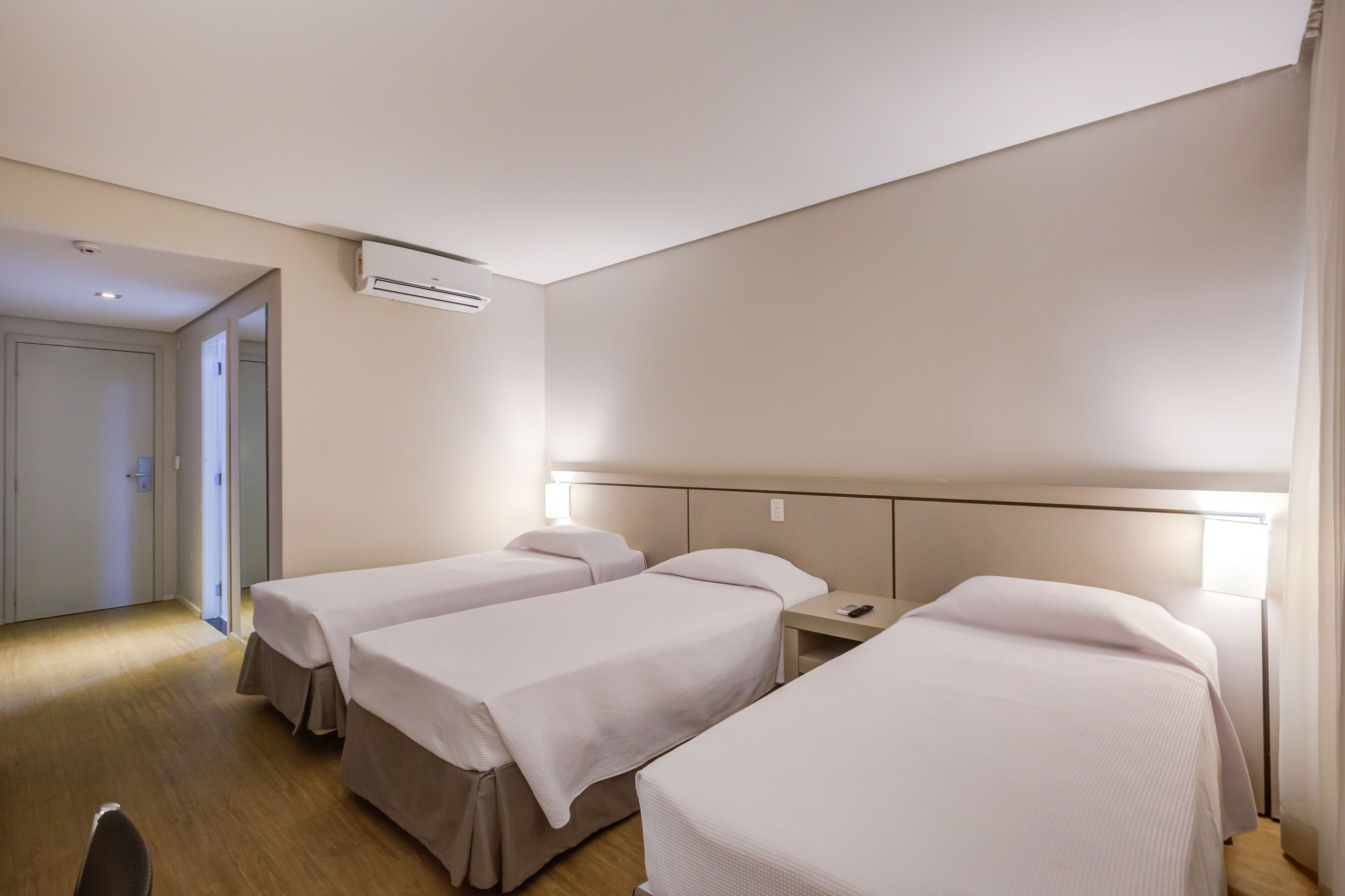 quarto superior triplo com 3 camas | 1 bedroom, minibar, in-room safe, desk