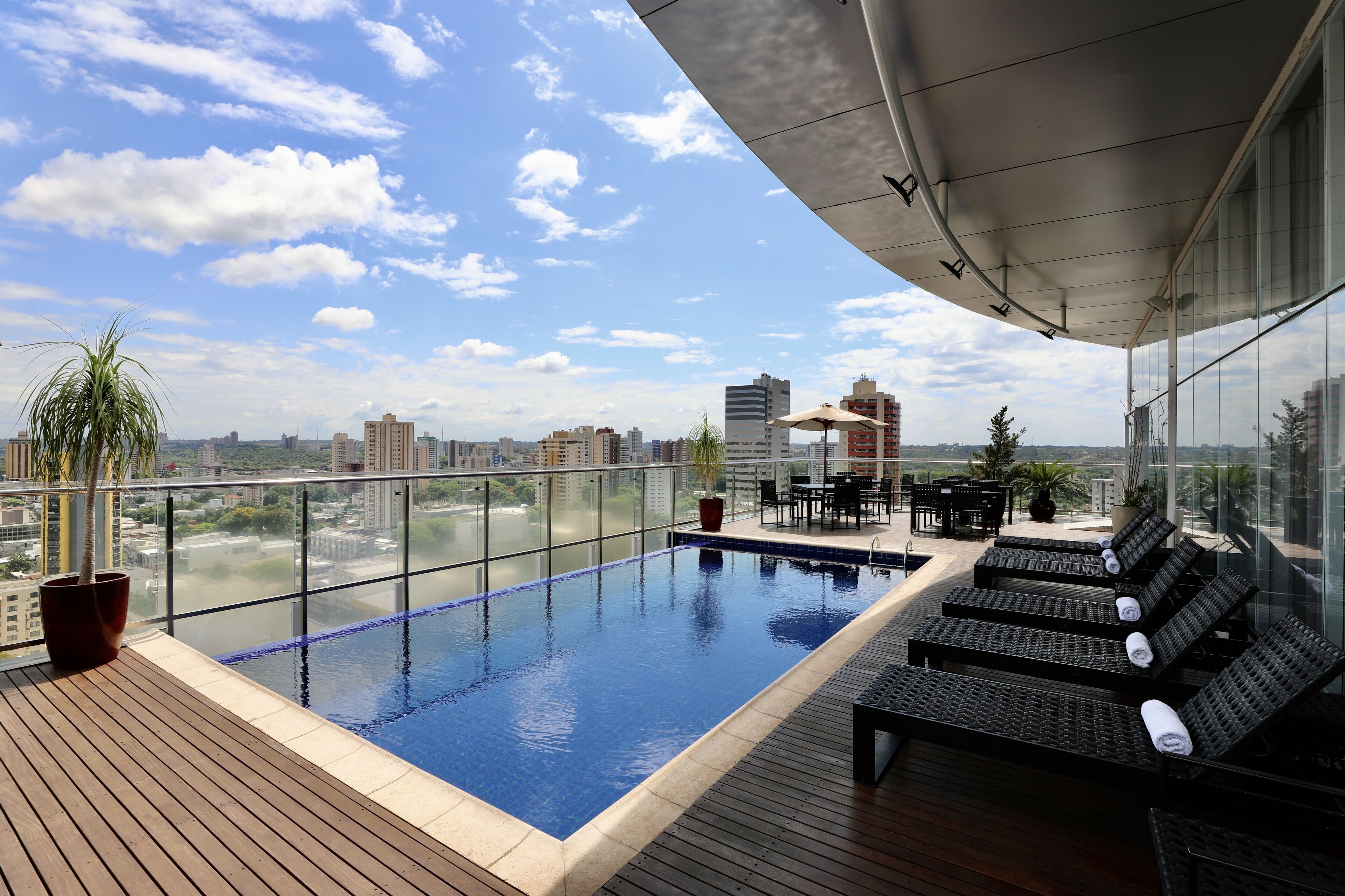 Una piscina al aire libre