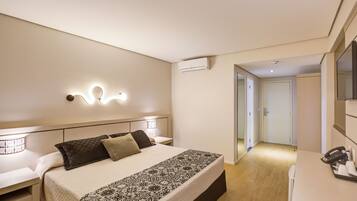 Minibar, coffres-forts dans les chambres, bureau, rideaux occultants