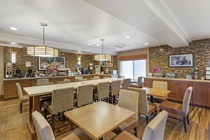 Café da manhã com buffet grátis todos os dias