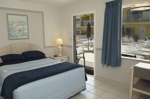 Quarto standard, 1 cama Queen | Roupas de cama premium, quartos à prova de som, Wi-Fi de cortesia