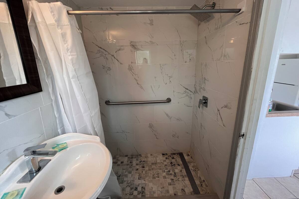 Combined shower/bathtub, hair dryer, towels, soap