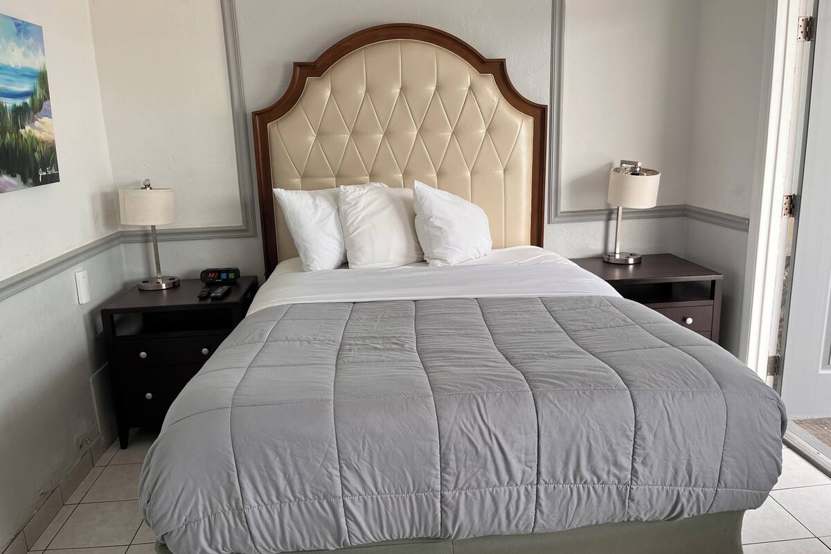 Premium bedding, laptop workspace, soundproofing, free WiFi