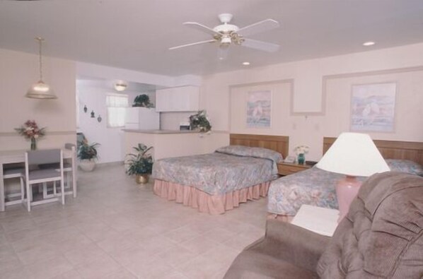 Rom – standard, kjøkken | Sengetøy av topp kvalitet, lydisolert, wi-fi (inkludert) og sengetøy