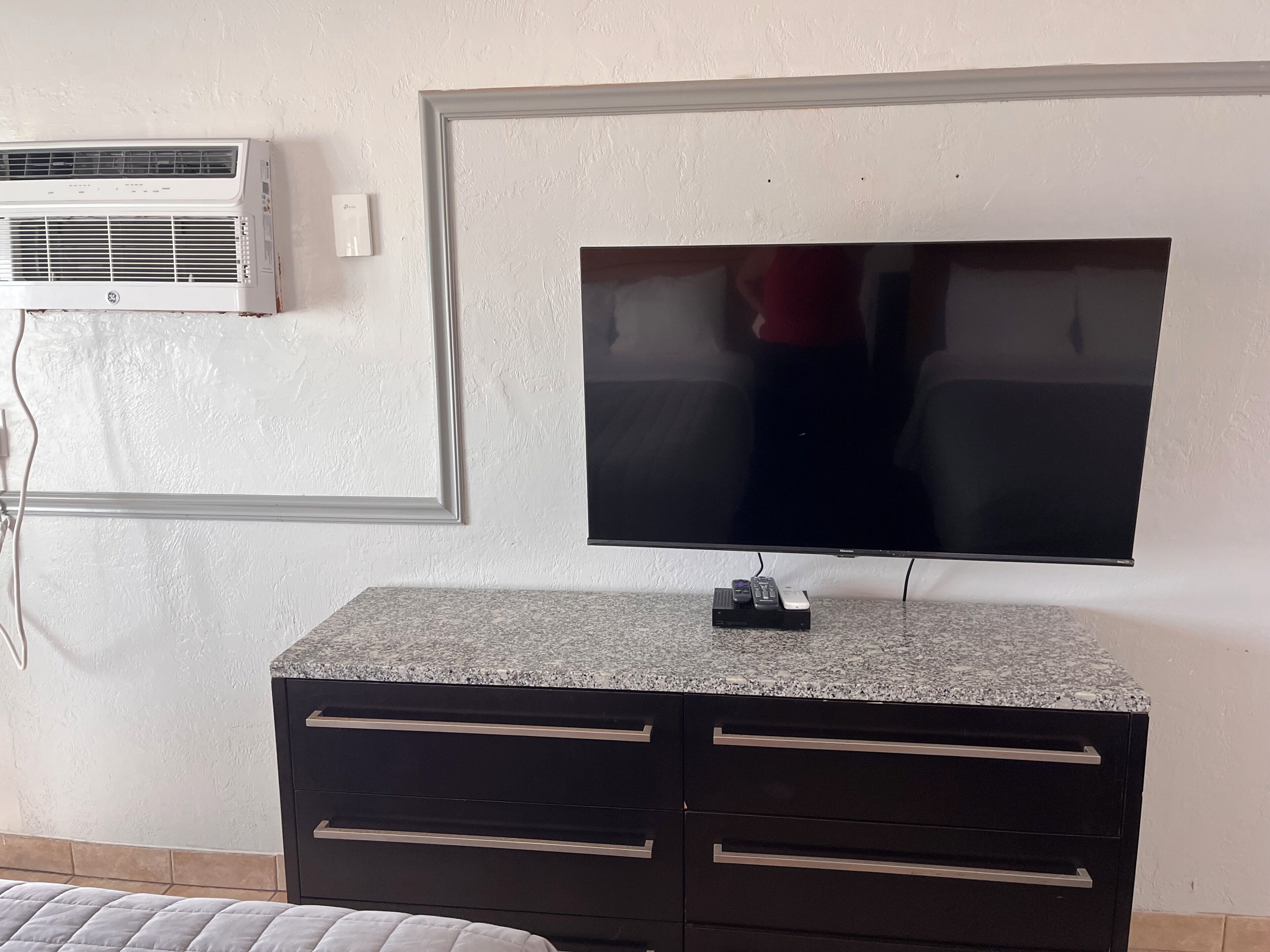 Ropa de cama de alta calidad y espacio para trabajar con laptop 