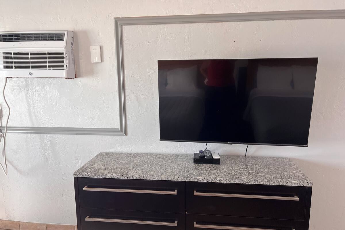 Premium bedding, laptop workspace, soundproofing, free WiFi
