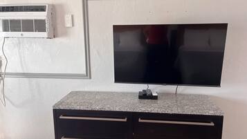 Ropa de cama de alta calidad y espacio para trabajar con laptop