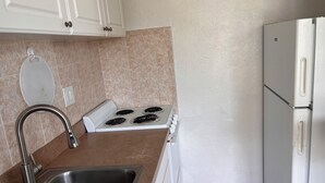 Deluxe Room, Ocean View | Private kitchen | Coffee/tea maker, full-size fridge, oven, cookware/dishes/utensils - Sand Castle Motel (Daytona Beach Shores)