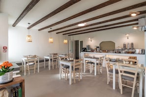 Tägliches kontinentales Frühstück (8 EUR pro Person)