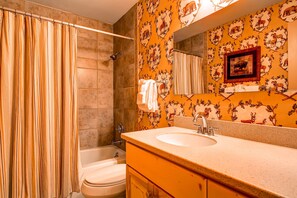 Apartment, 2 Bedrooms | Bathroom | Hair dryer, towels, shampoo