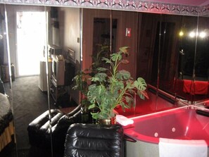 Suite, 1 Queen Bed | Jetted tub - Motel Iberville (Saint-Jean-Sur-Richelieu)