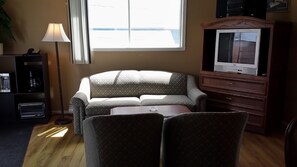 Leilighet, 2 soverom | Oppholdsrom | En 29-tommers Flatskjerm-TV med kabel-kanaler samt TV