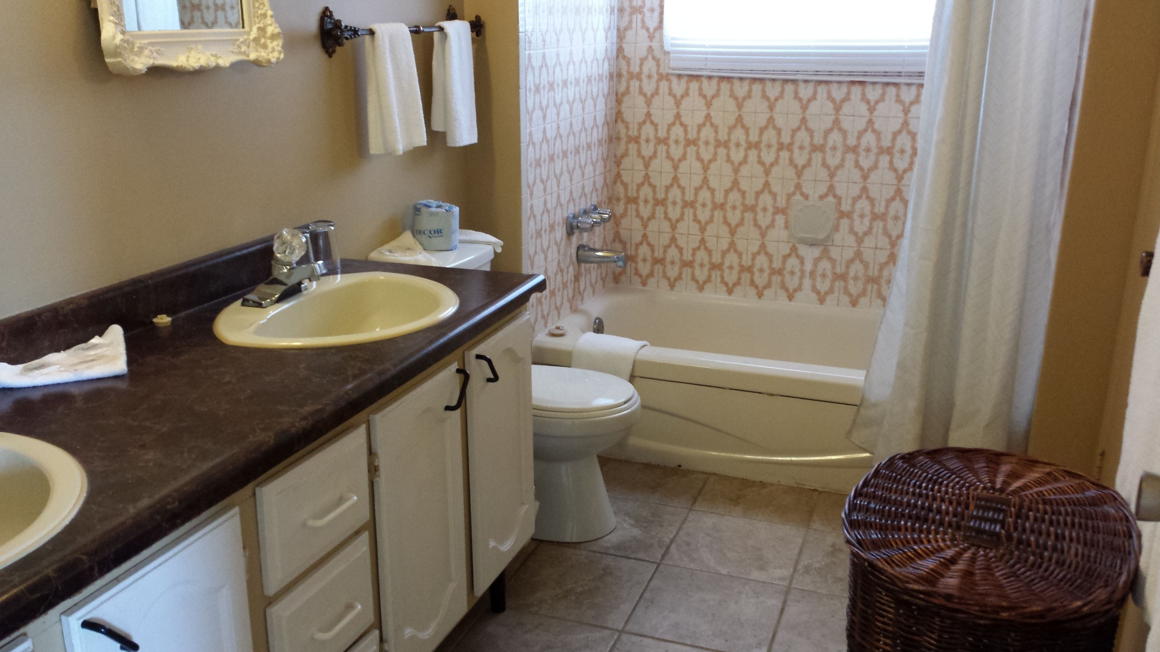 Une salle de bain avec un lavabo, des toilettes et une baignoire.