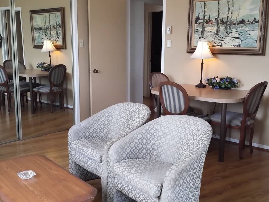 Căn hộ, 2 phòng ngủ | Khu phòng khách | TV màn hình phẳng 29-inch có truyền hình cáp, TV