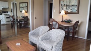 Leilighet, 2 soverom | Oppholdsområde | En 29-tommers Flatskjerm-TV med kabel-kanaler samt TV