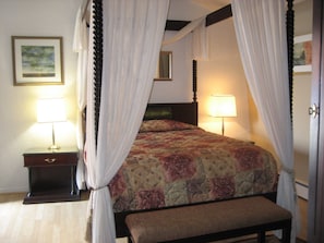 Suite, 1 Queen-Bett | Individuell dekoriert, individuell eingerichtet, Schreibtisch