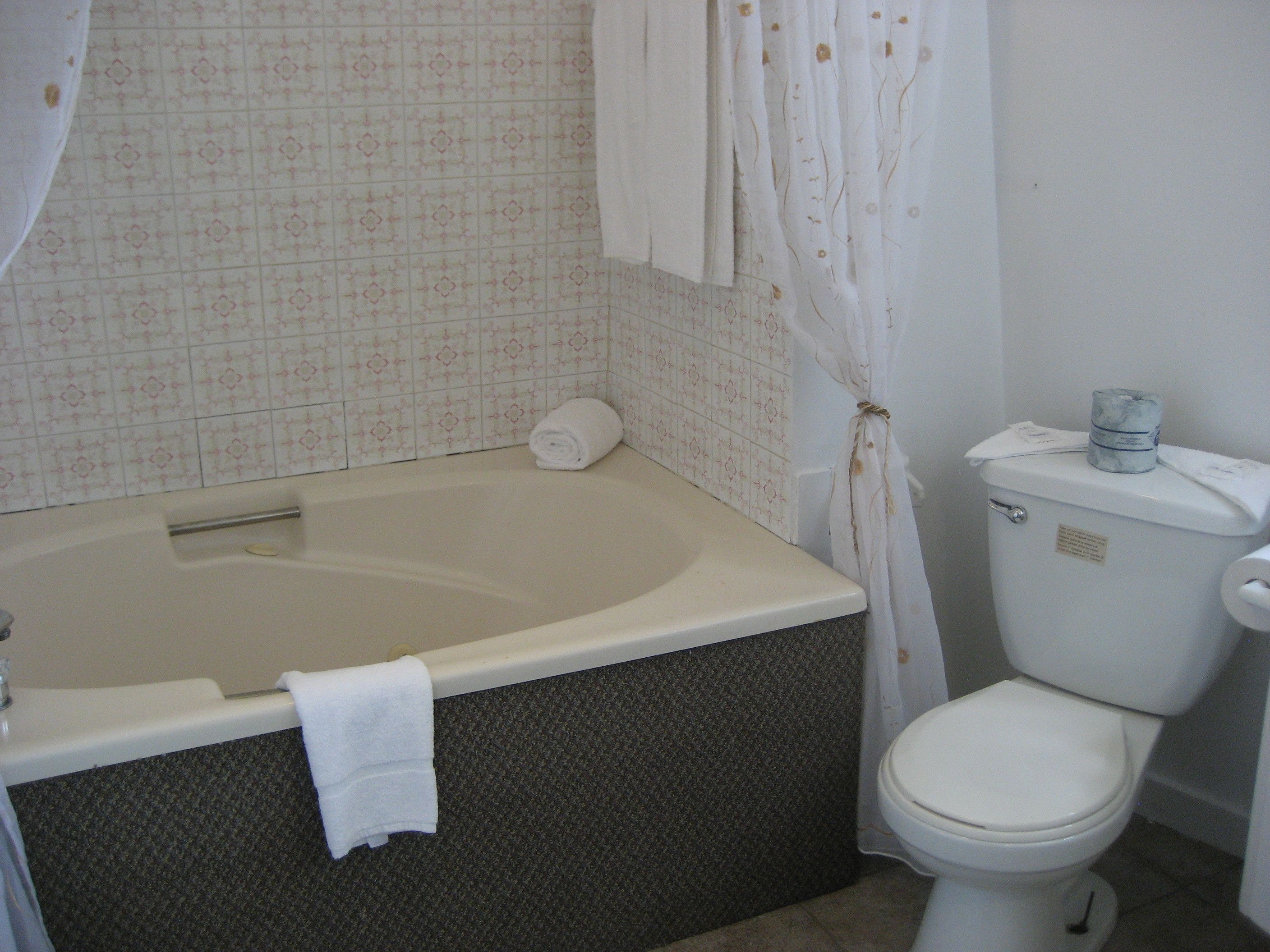 Suite, 1 grand lit | Salle de bain | Ensemble douche/baignoire, articles de toilette gratuits, sèche-cheveux