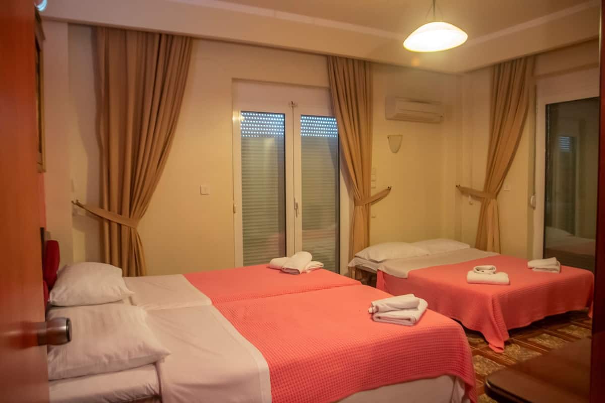 Habitación cuádruple familiar | Ropa de cama de alta calidad y caja de seguridad en la habitación