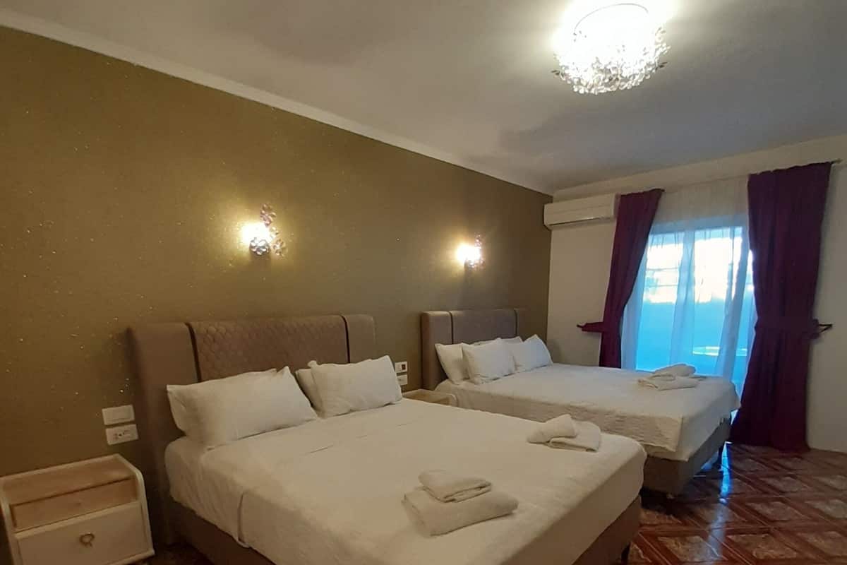 Habitación familiar, 2 camas Queen size, vista al patio, planta baja | Ropa de cama de alta calidad y caja de seguridad en la habitación