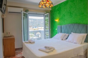 Habitación Deluxe doble, 1 cama de matrimonio | Ropa de cama de alta calidad, caja fuerte, decoración individual